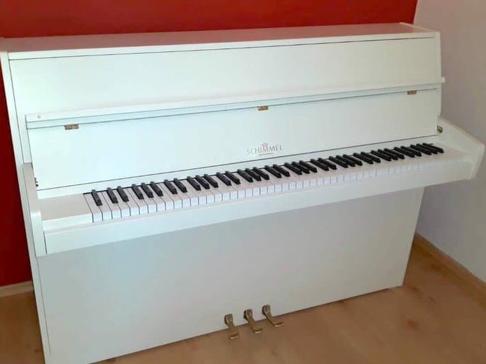 Reference - bílé pianino Schimmel