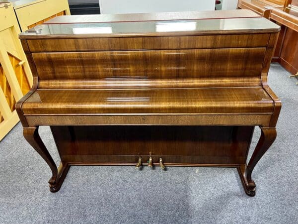 Chippendale / Demichippendale pianino, české piano Weinbach, 3. pedál / moderátor, vysoký lesk 103PH