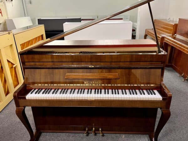 Chippendale / Demichippendale pianino, české piano Weinbach, 3. pedál / moderátor, vysoký lesk 103PH