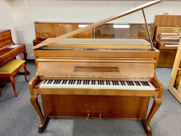 Chippendale / Demichippendale pianino, české piano Weinbach, 3. pedál / moderátor, hnědý mat 104PH