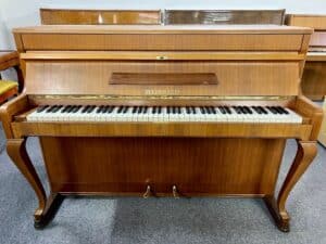 Chippendale / Demichippendale pianino, české piano Weinbach, 3. pedál / moderátor, hnědý mat 104PH