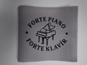 Šedá šerpa na ochranu kláves s černým potiskem Forte Piano Forte Klavír