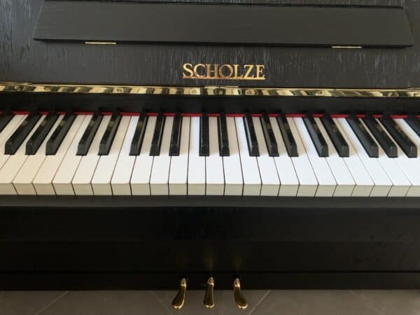 České pianino Scholze, černé piano s dřevokresbou, 3. pedál (moderátor), nový lak 5 let záruka 009PC