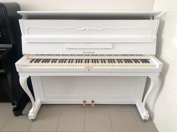 Piano Seiler s Renner mechanikou, německé bílé pianino Chippendale 020PB