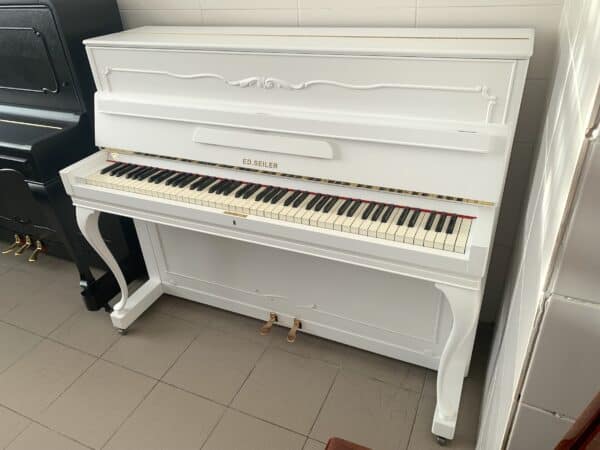 Piano Seiler s Renner mechanikou, německé bílé pianino Chippendale 020PB