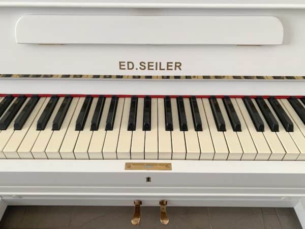 Piano Seiler s Renner mechanikou, německé bílé pianino Chippendale 020PB