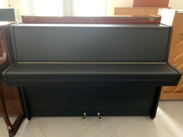 Černé piano Petrof, české pianino Petrof 010PC