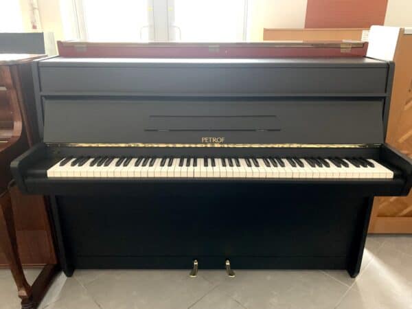 Černé piano Petrof, české pianino Petrof 010PC