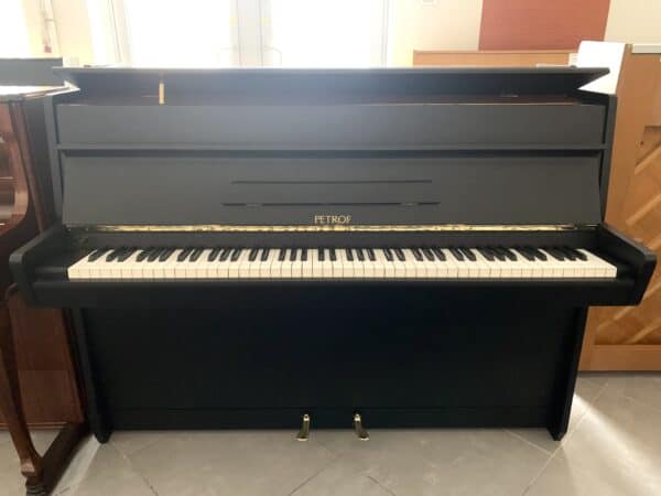 Černé piano Petrof, české pianino Petrof 010PC