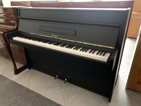 Černé piano Petrof, české pianino Petrof 010PC