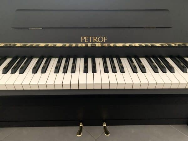 Černé piano Petrof, české pianino Petrof 010PC