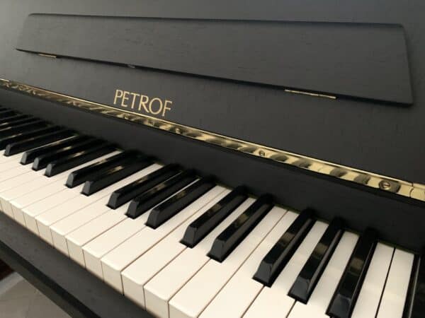 Černé piano Petrof, české pianino Petrof 010PC