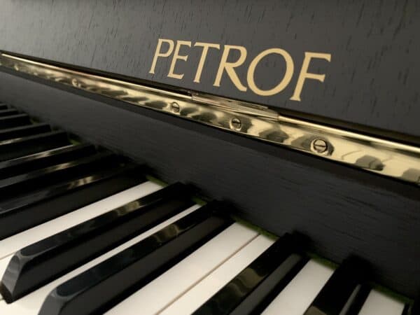 Černé piano Petrof, české pianino Petrof 010PC