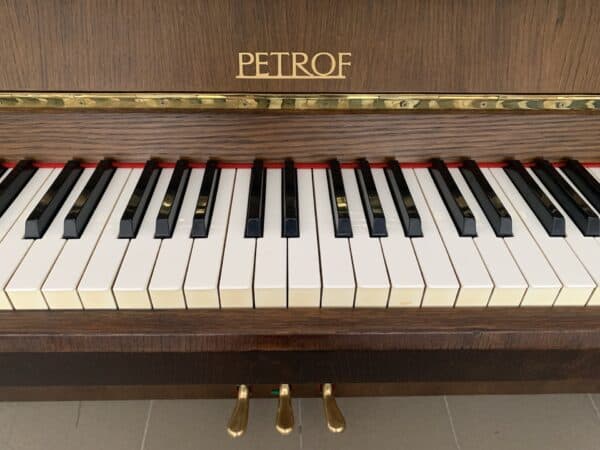 Piano Petrof, české pianino Petrof tmavě hnědé - ořech, 3 pedály / moderátor, bazar pian 003PH