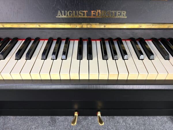 Černé piano, české pianino August Förster 101PC