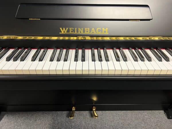 Černé piano Petrof-Weinbach, české pianino 107PC