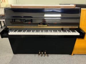 Černé lesklé piano, německé piano Zimmermann, 3. pedál (moderátor) 108PC