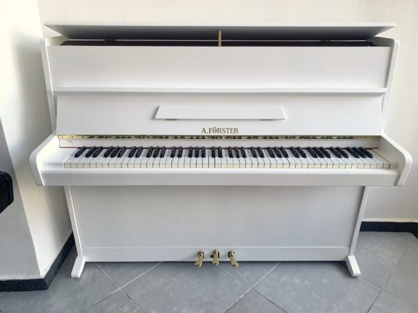 Bílé piano A. Förster, české pianino, bílý klavír s moderátorem 013PB