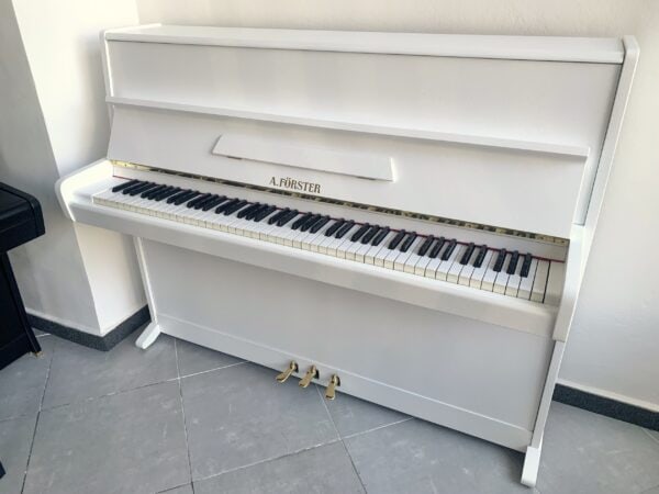 Bílé piano A. Förster, české pianino, bílý klavír s moderátorem 013PB