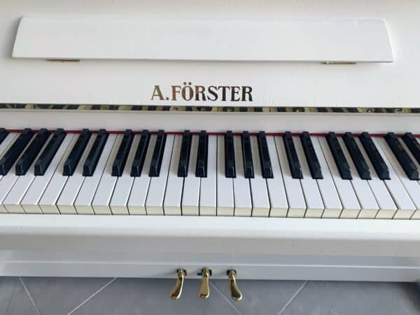 Bílé piano A. Förster, české pianino, bílý klavír s moderátorem 013PB