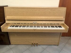 Světlé piano Fazer s německou mechanikou, levné piano Plzeň 026PH