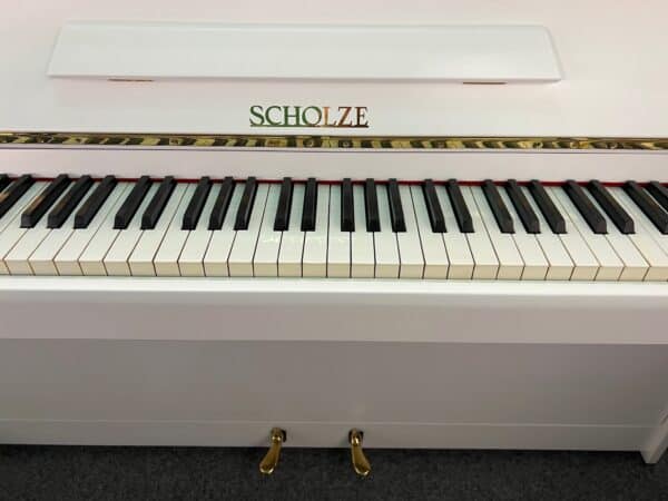 Bílé piano Scholze, české pianino 106PB