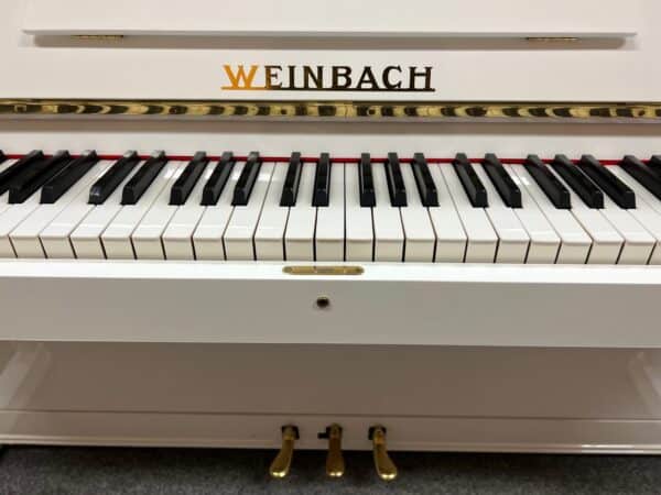 Klavír - bílé piano Weinbach demichippendale, piano s nohama, piano bílý lesk - forteklavir.cz