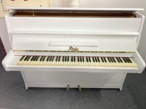 Bílé piano Rösler, české pianino 105PB