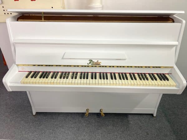 Bílé piano Rösler, české pianino 105PB