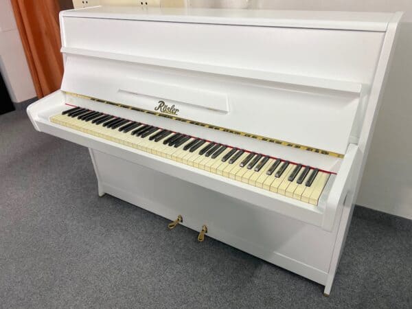 Bílé piano Rösler, české pianino 105PB