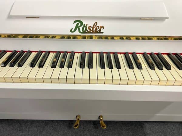 Bílé piano Rösler, české pianino 105PB