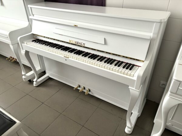 Bílé piano Weinbach v provedení Demichippendale, elegantní piano, bazar pian Plzeň 015PB