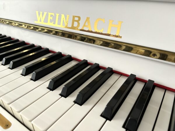 Bílé piano Weinbach v provedení Demichippendale, elegantní piano, bazar pian Plzeň 015PB