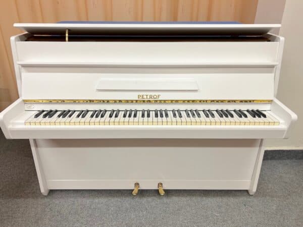 Bílé piano Petrof 110PB