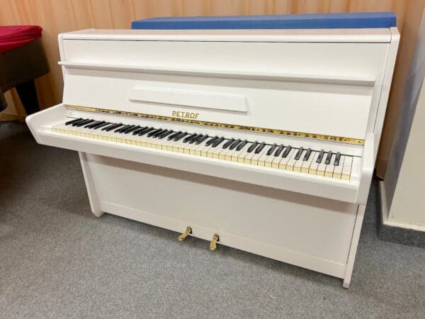 Bílé piano Petrof 110PB