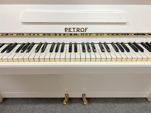 Bílé piano Petrof 110PB