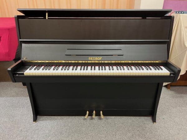 černé piano Petrof 109PC