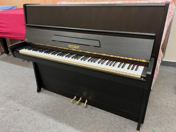 černé piano Petrof 109PC