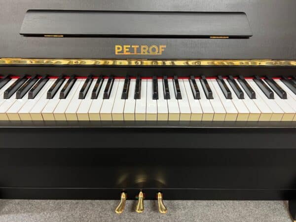 černé piano Petrof 109PC