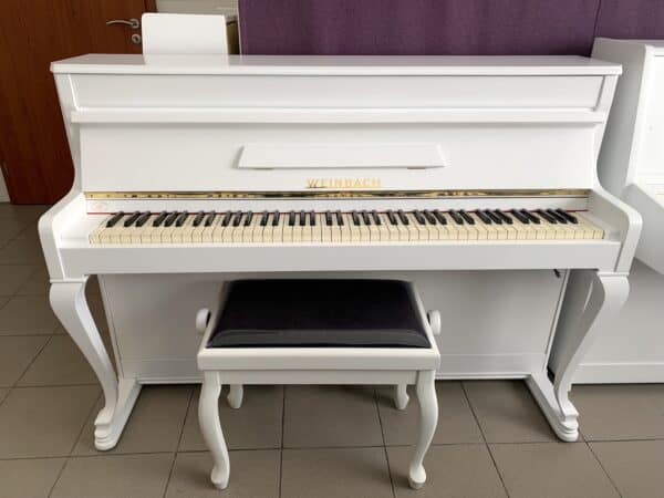 Piano Chippendale, bílé piano s nohami, piano s moderátorem 017PB