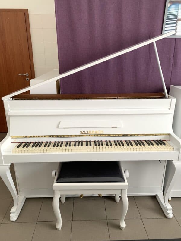 Piano Chippendale, bílé piano s nohami, piano s moderátorem 017PB