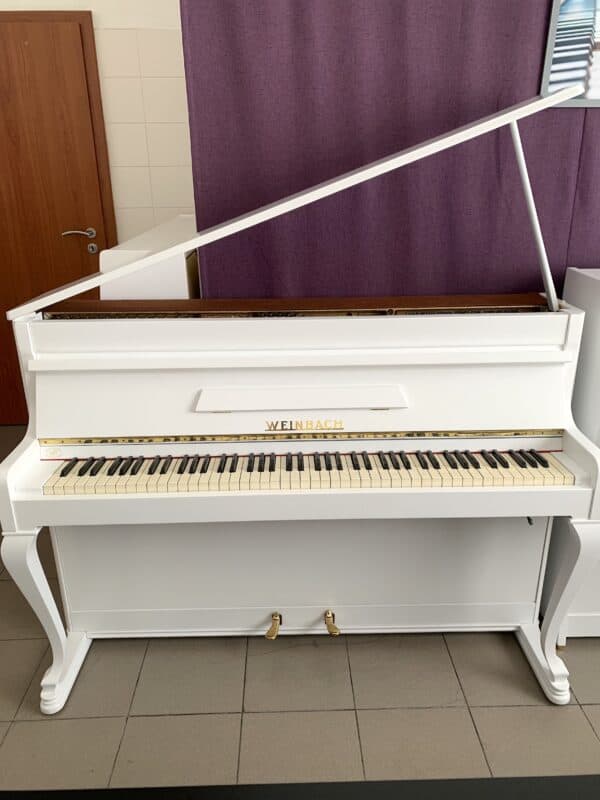 Piano Chippendale, bílé piano s nohami, piano s moderátorem 017PB