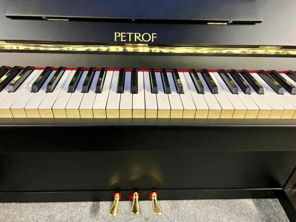 Černé piano Petrof, bazar pian Karlovy Vary 105PC