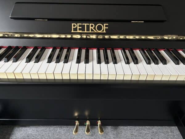 Černé piano, polokoncertní pianino, Piano klavír Petrof